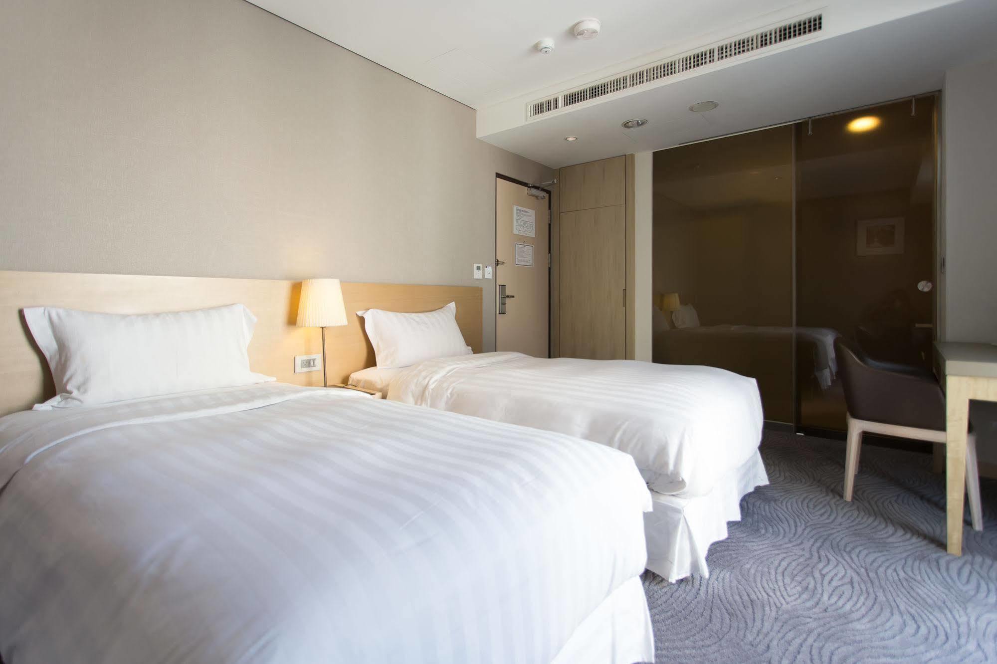 麗馨商旅七賢館 Hotel Kaohsiung Luaran gambar